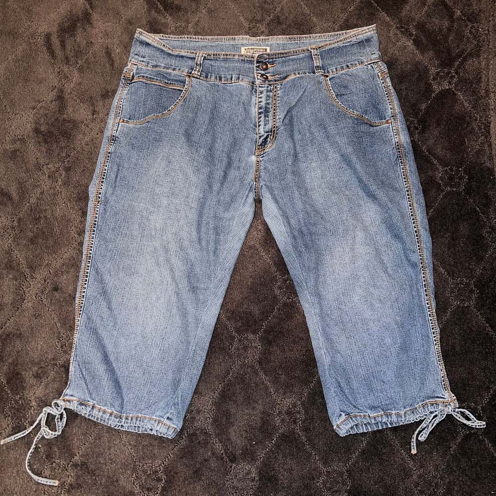 ROUTE 66 Women’s Stretchy Waist denim Capri, light Wash Fits W40x18.5